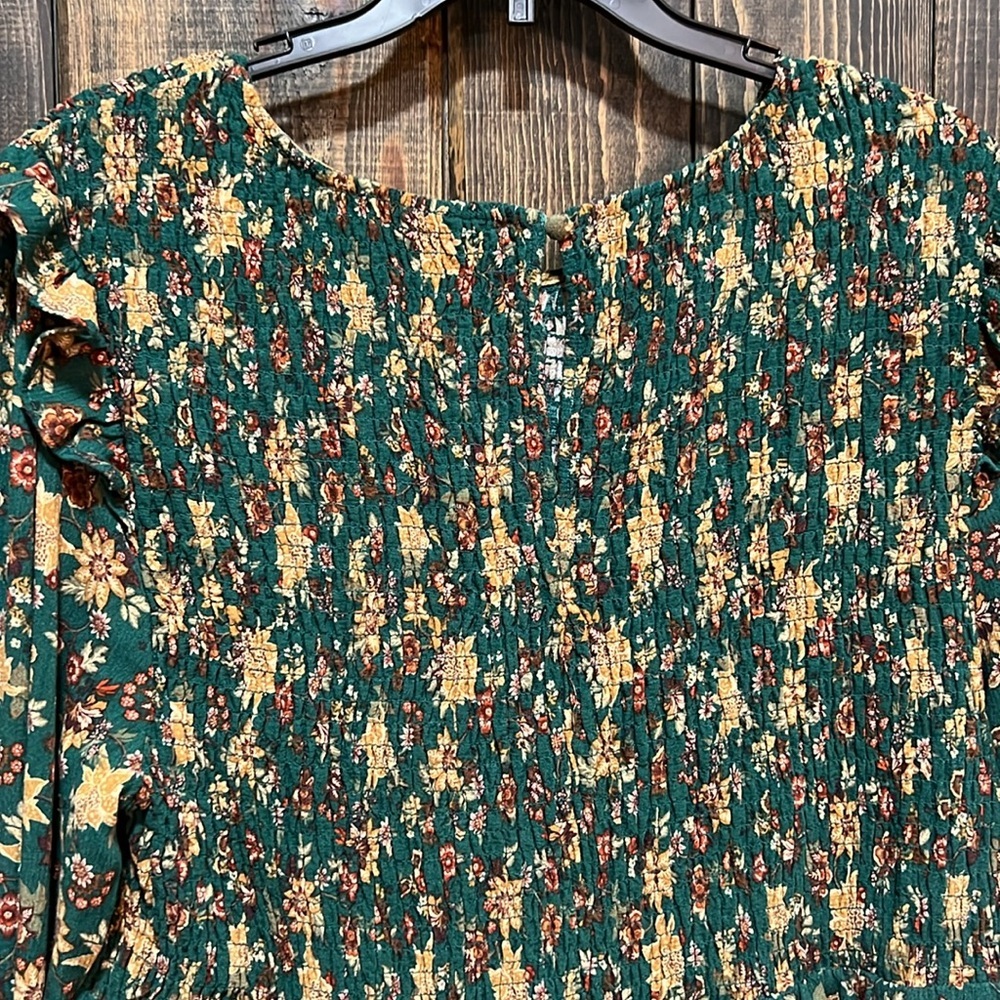 Torrid Smocked Floral Blouse 2 2X Green Long Sleeves Ruffle Shoulders Boho Flowy - Picture 8 of 13